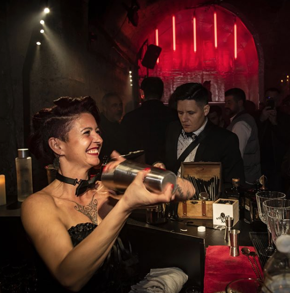 Photo de la Barmaid de la soirée Sexton au Chapelais de Paris