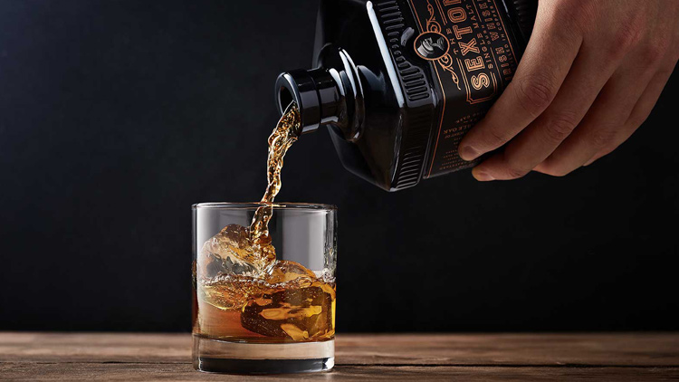 Le Whisky Sexton, est servi dans un superbe verre