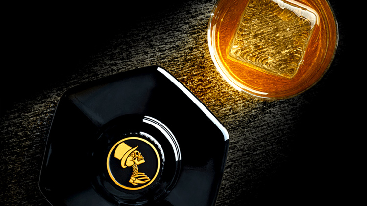 Sexton vue du dessus, une bouteille octogonale et un bouchon avec la tête de mort (logo du whisky).