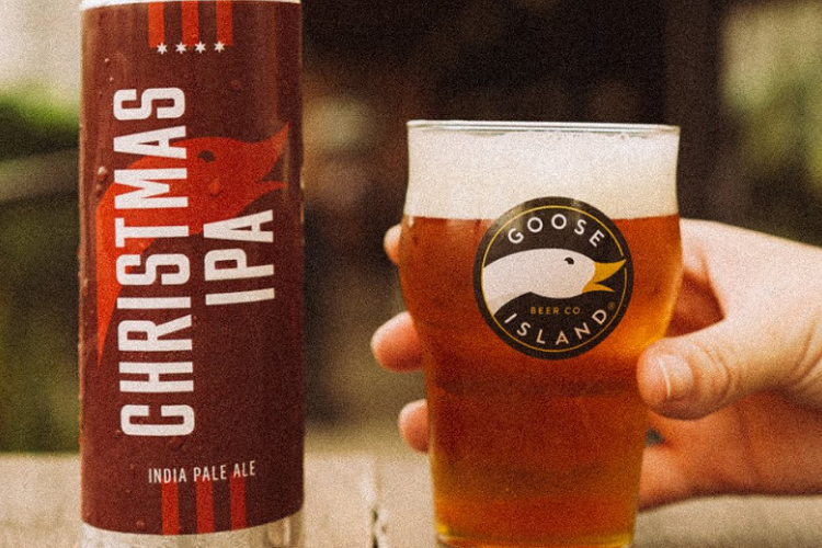 Cadeau de Noël!  Goose Island commence à mettre en conserve de la bière pression directement de la brasserie et apporte des nouvelles de Noël