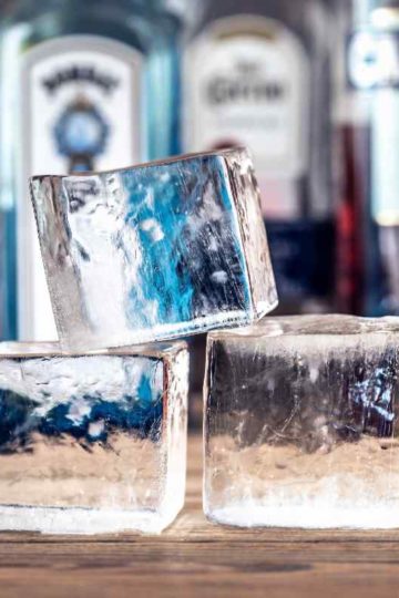 Clear ice cubes for cocktails