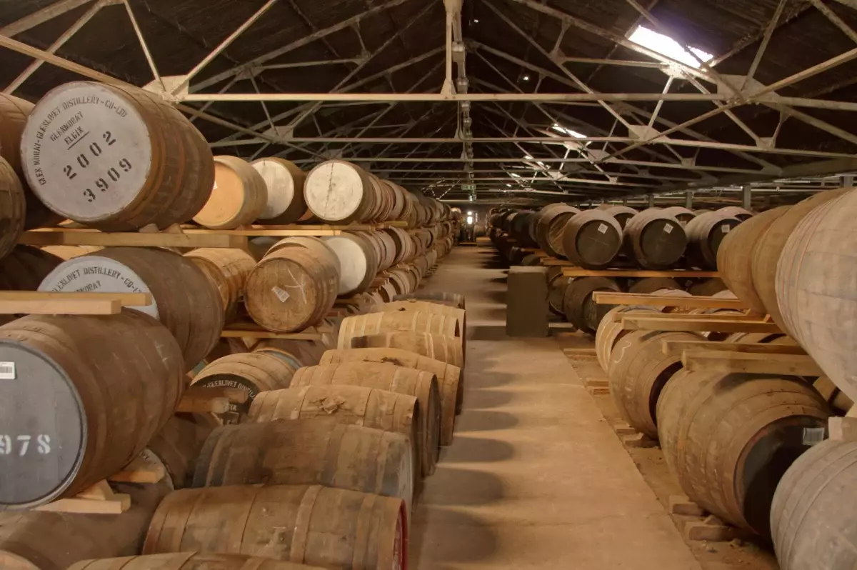 Fûts de chêne en chai, illustrant la maturation du Bushmills 15 ans en first-fill bourbon