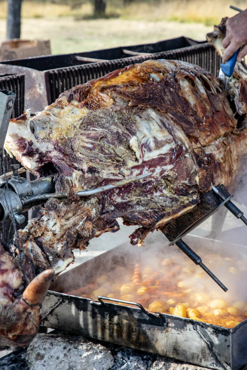Viande d'agneau rôtie préparée pour un repas