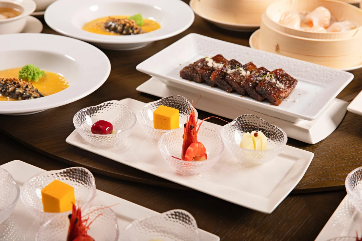Assiette gastronomique dressée avec précision, dans l'esprit de The Greenhouse à Londres
