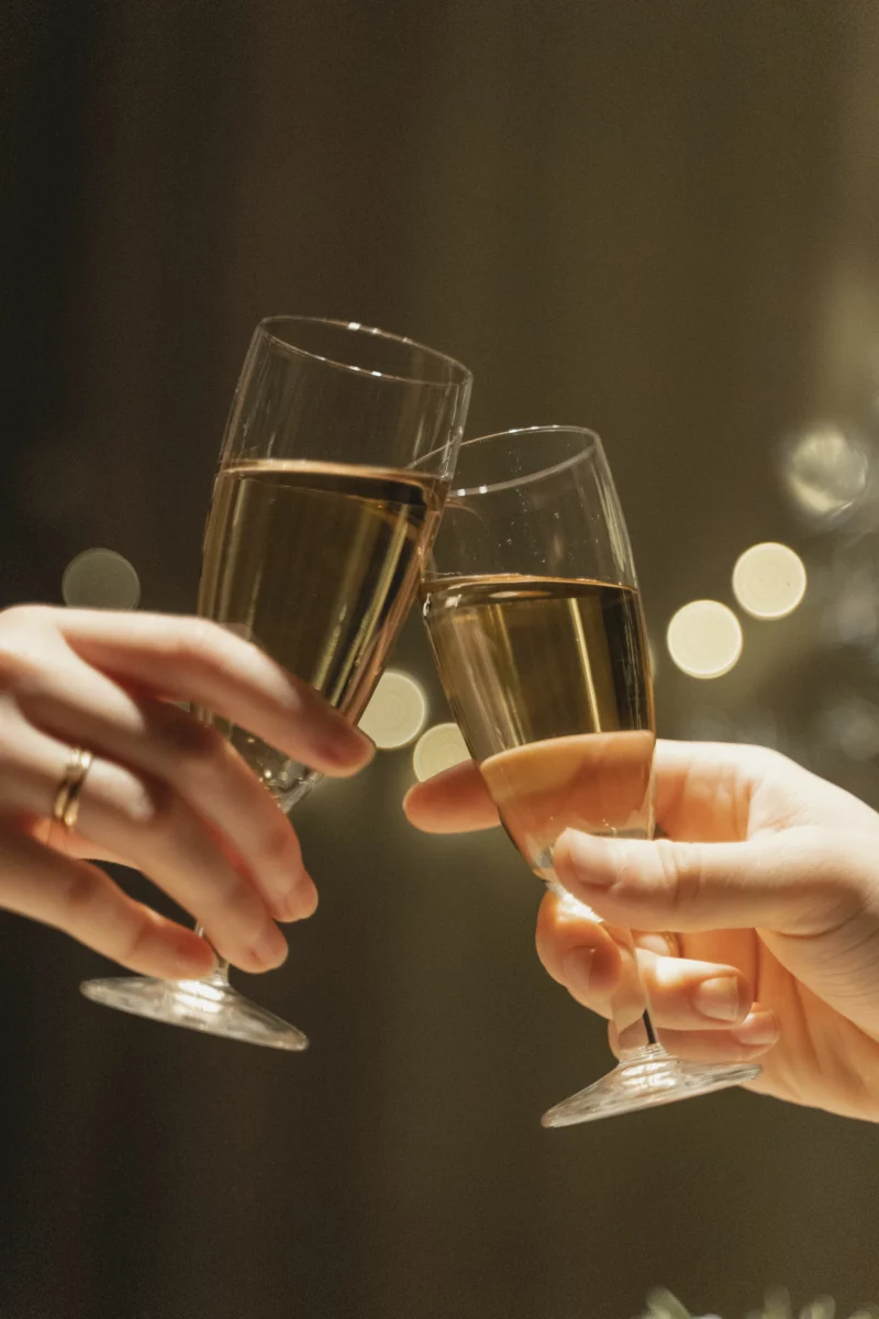 Coupes de champagne levées pour un toast, comme le Champagne cocktail du roman