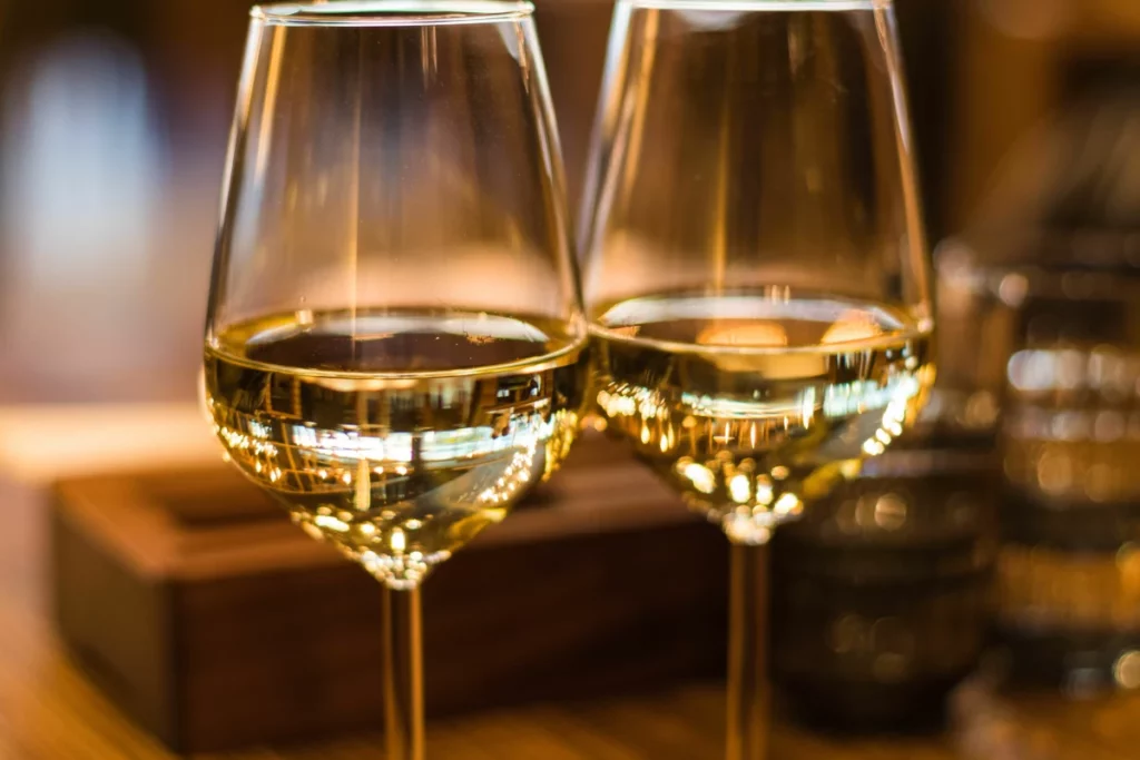 Dégustation de vin lors d'un événement organisé par un sommelier