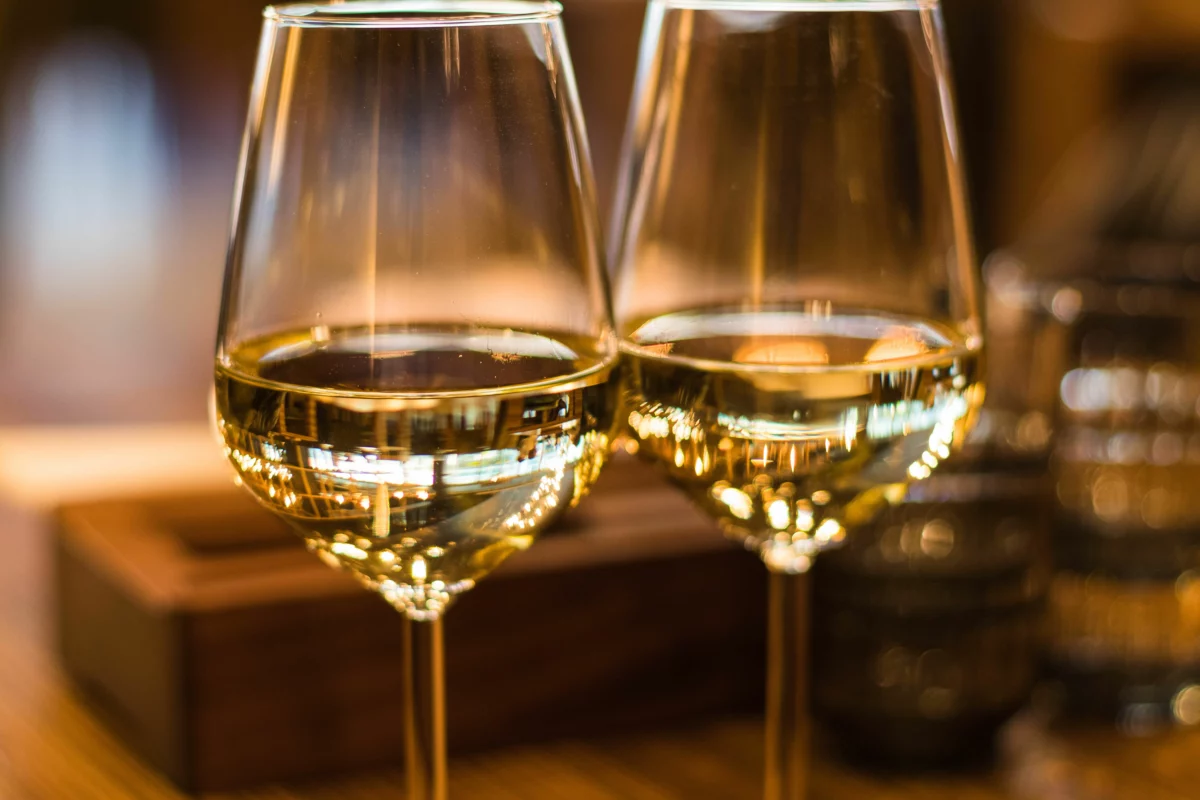 Dégustation de vin lors d'un événement organisé par un sommelier