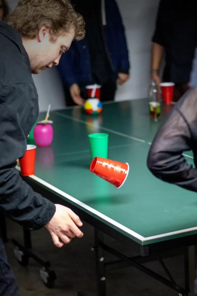 Amis célébrant entre eux avec des bouteilles, ambiance festive