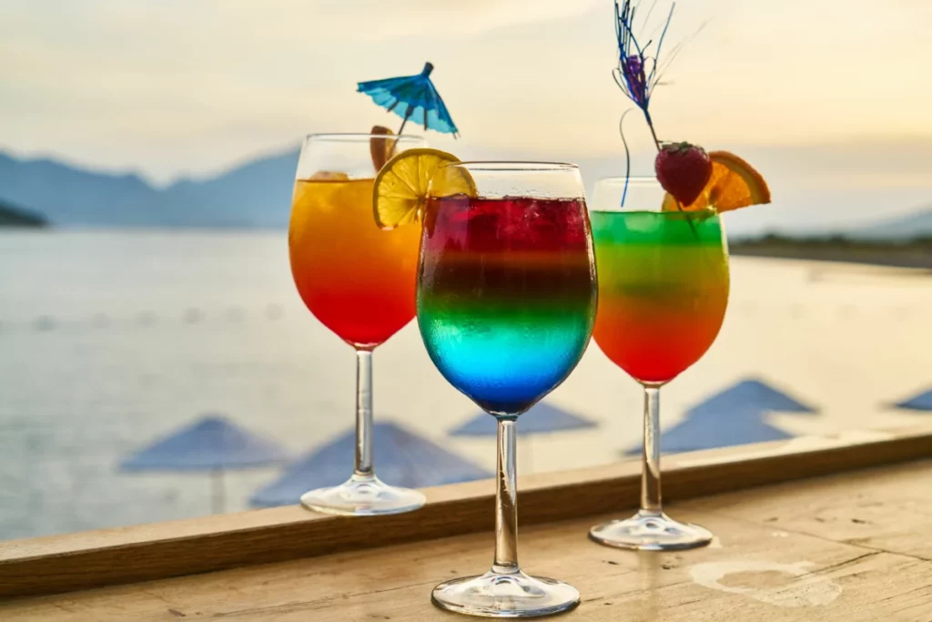 Assortiment de cocktails varies sur un bar