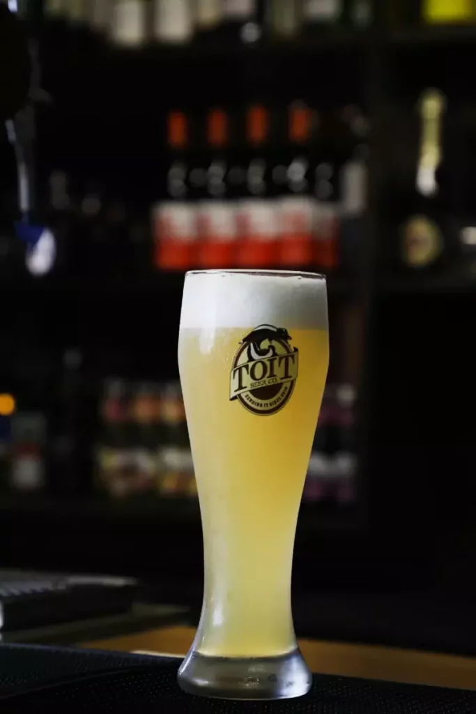 Verre de bière artisanale servi au comptoir d'une microbrasserie du Québec