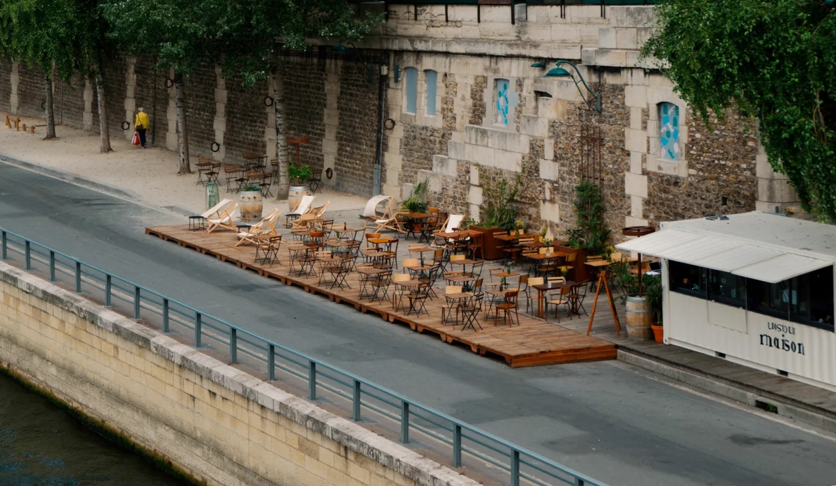 Terrasse professionnelle avec mobilier Lafuma