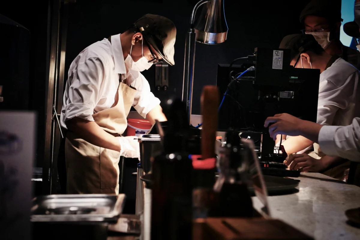 Chefs en cuisine professionnelle dans un restaurant