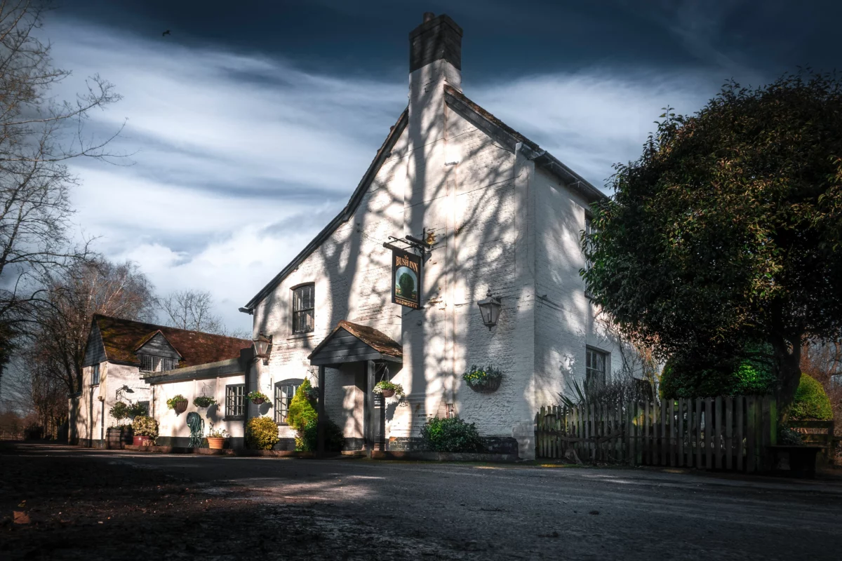 Pub britannique traditionnel dans la campagne, à l'image du Punch Bowl Inn de Crosthwaite