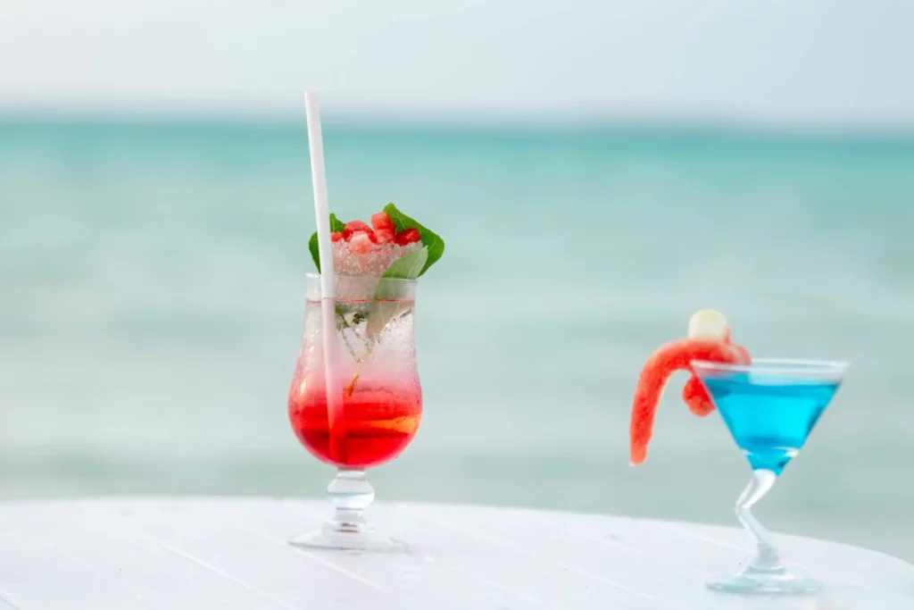 Cocktails tropicaux crémeux servis en bord de plage, dans l'esprit du cocktail Coco Bunny