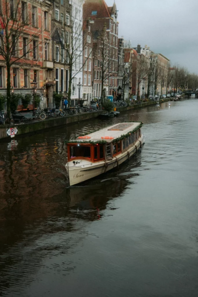 Péniche amarrée le long d'un canal, le décor de ceux qui choisissent de vivre sur une péniche