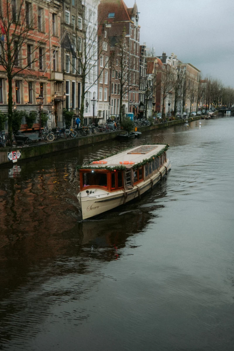 Péniche amarrée le long d'un canal, le décor de ceux qui choisissent de vivre sur une péniche