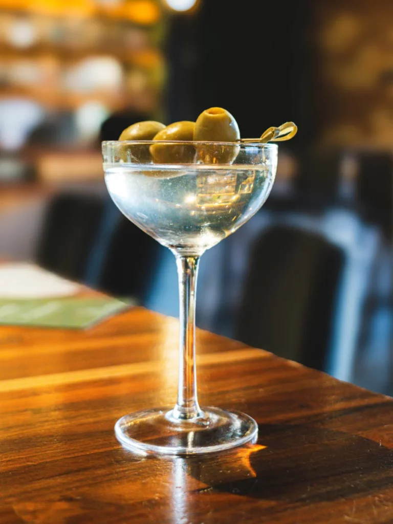 Martini classique servi avec des olives
