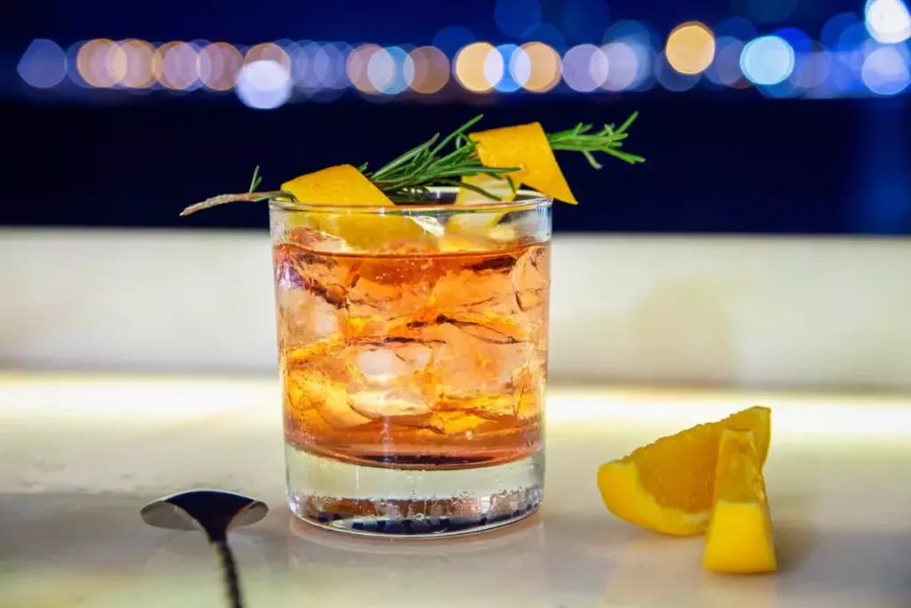 Cocktail Palmetto au rhum vieux et vermouth doux servi sur un gros glaçon