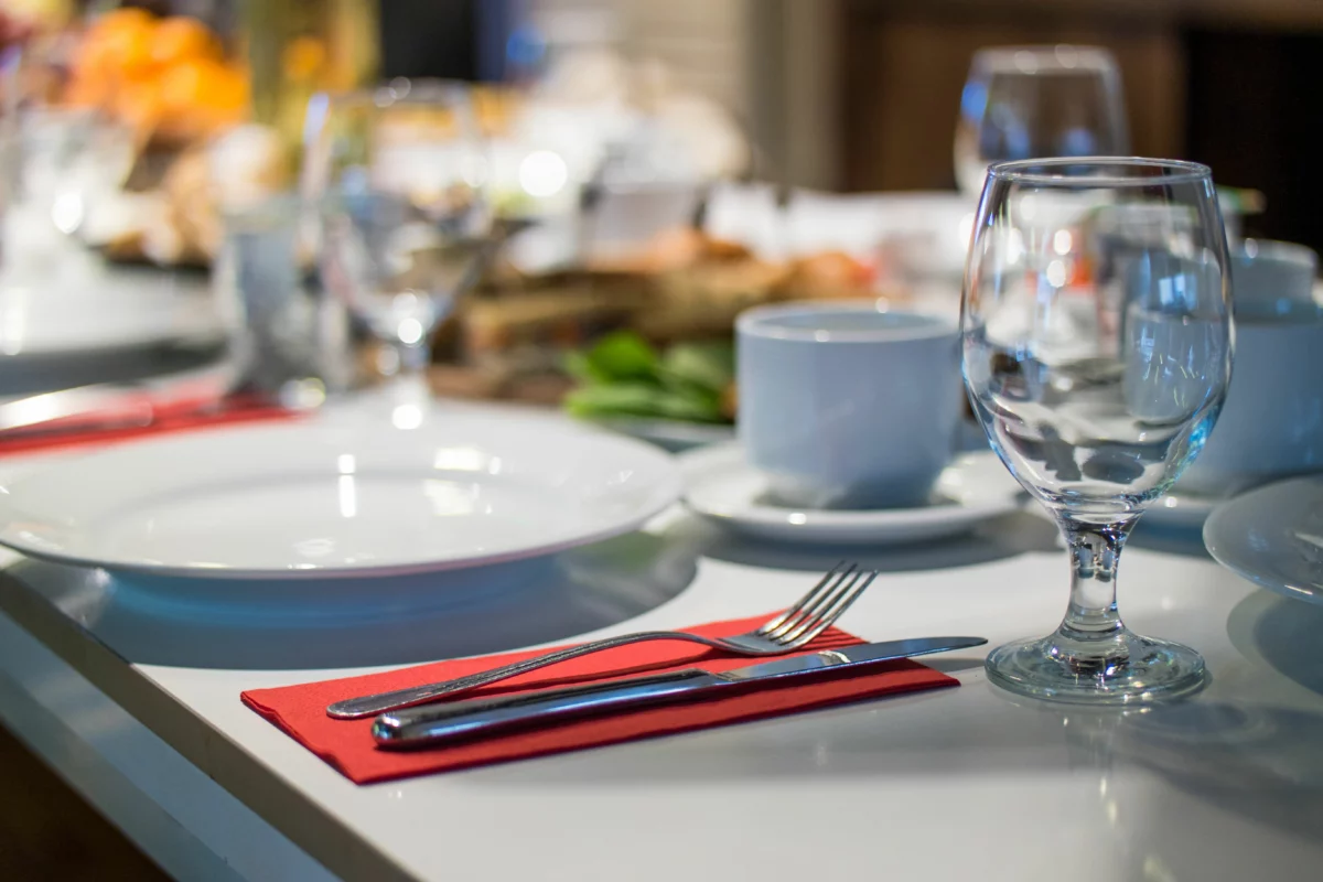 Table dressée dans un restaurant gastronomique, à la manière de la Villa Lorraine de Serge Litvine