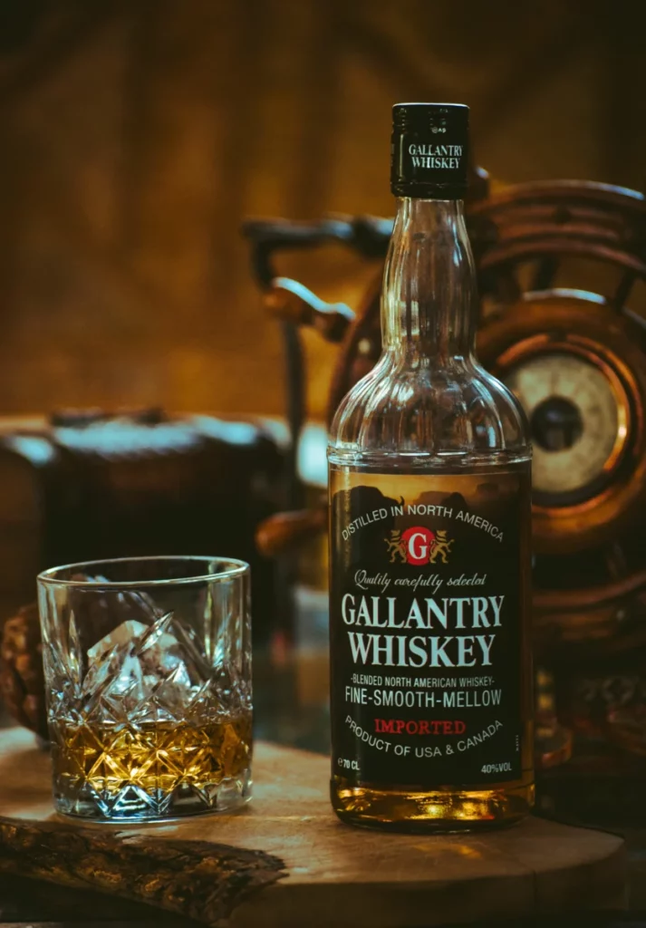 Bouteille de whisky et verre ambré sur un comptoir, comme pour déguster le J.P. Wiser's Triple Barrel Rye
