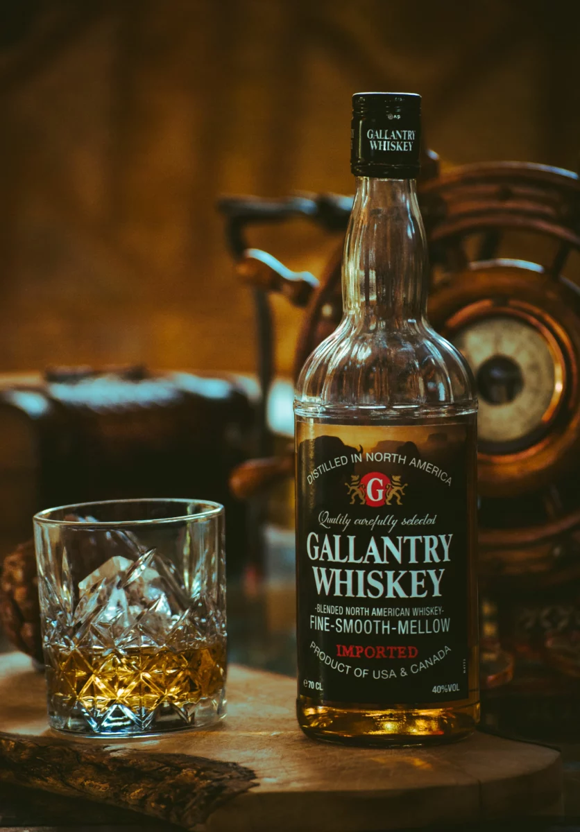 Bouteille de whisky et verre ambré sur un comptoir, comme pour déguster le J.P. Wiser's Triple Barrel Rye