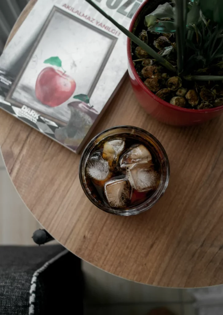 Verre de café glacé sur glaçons, montage typique d'un espresso tonic