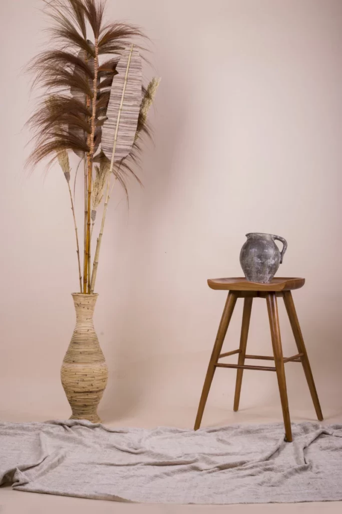 Pichet et vase en céramique sur un tabouret en bois, dans l'esprit de la carafe Gluggle