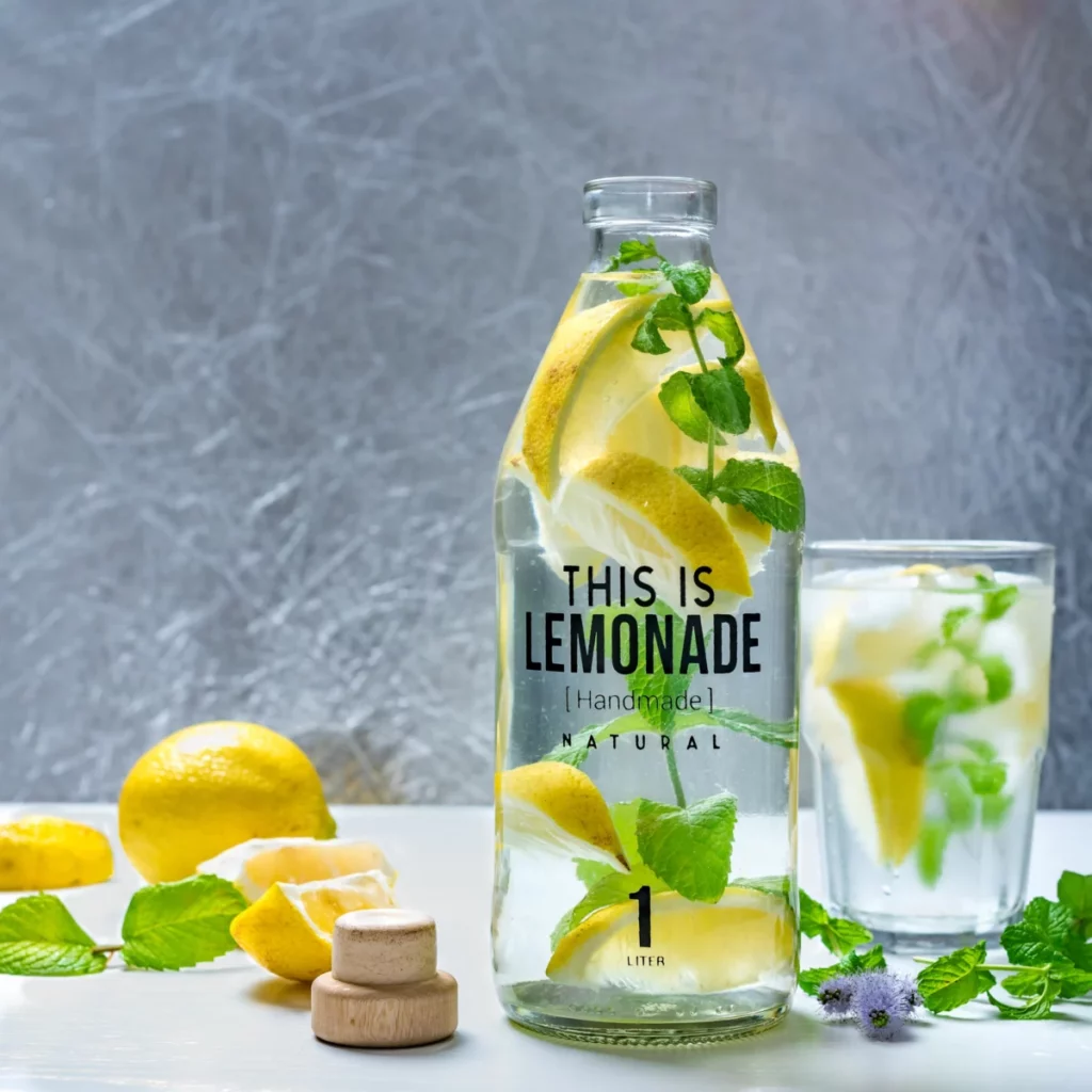Bouteille et verre d'agrume frais, évocation de la liqueur de yuzu Oka