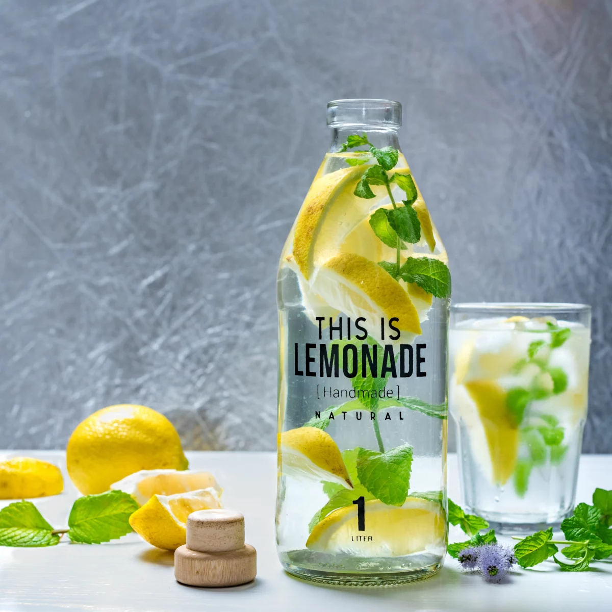 Bouteille et verre d'agrume frais, évocation de la liqueur de yuzu Oka