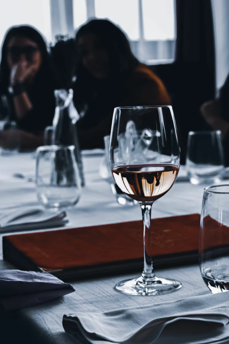Verre de vin posé sur une table de restaurant