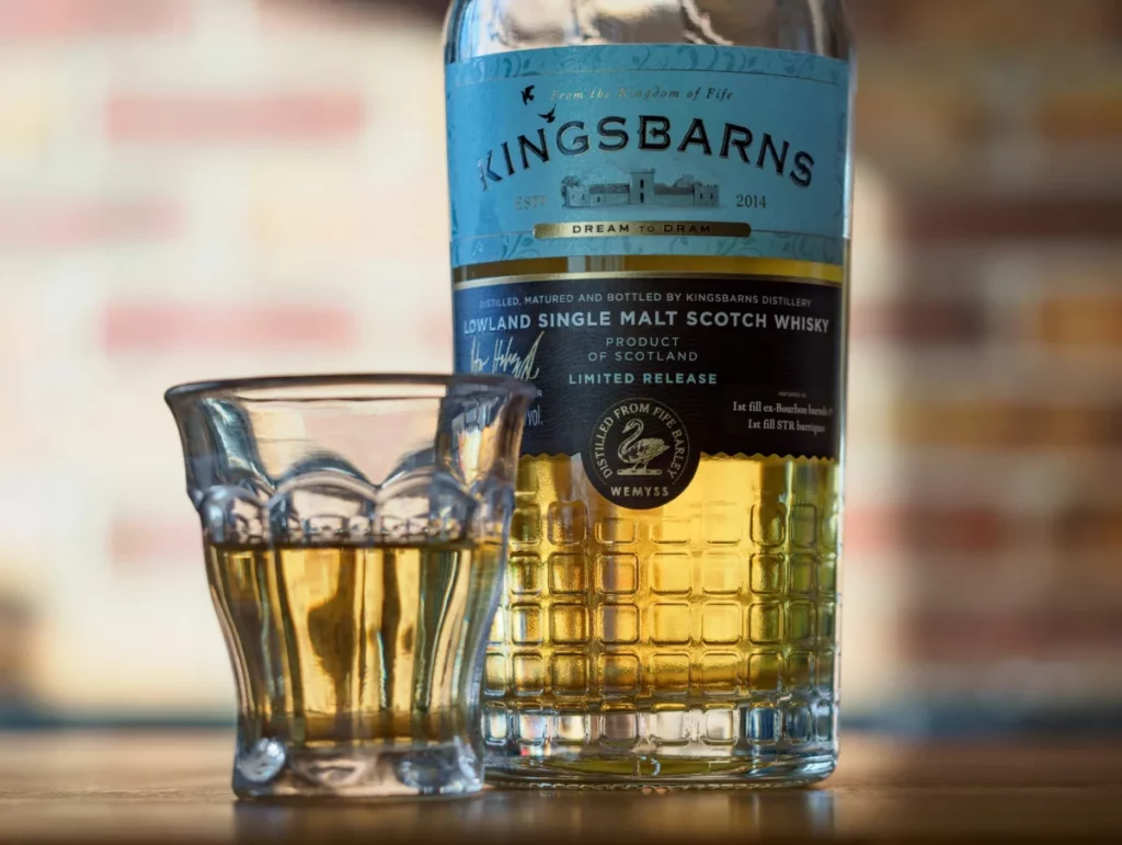 Bouteille et verre de whisky single malt écossais, comme l'Inchmoan 25 ans de Loch Lomond