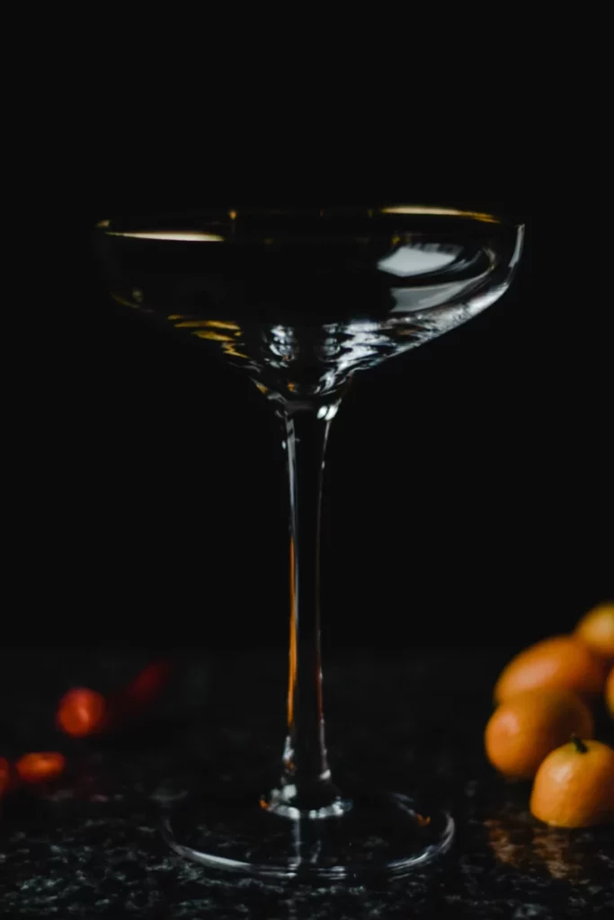 Coupe à cocktail servie sur fond noir, verre typique du cocktail Royal Bermuda Yacht Club