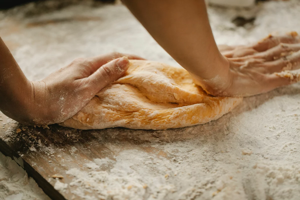 Pâtissier au travail dans un atelier avant le salon Sigep