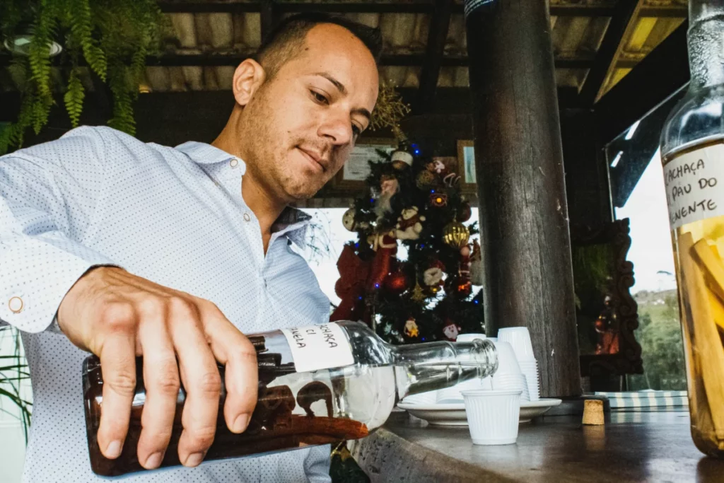 Barman servant un verre de rhum ambré au comptoir, comme l'Angostura 5 ans de Trinidad