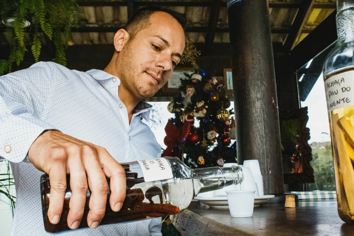 Barman servant un verre de rhum ambré au comptoir, comme l'Angostura 5 ans de Trinidad