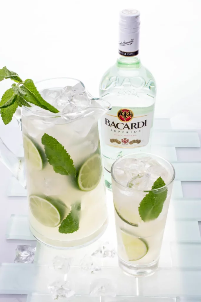 Bouteille de rhum Bacardi et verres servis