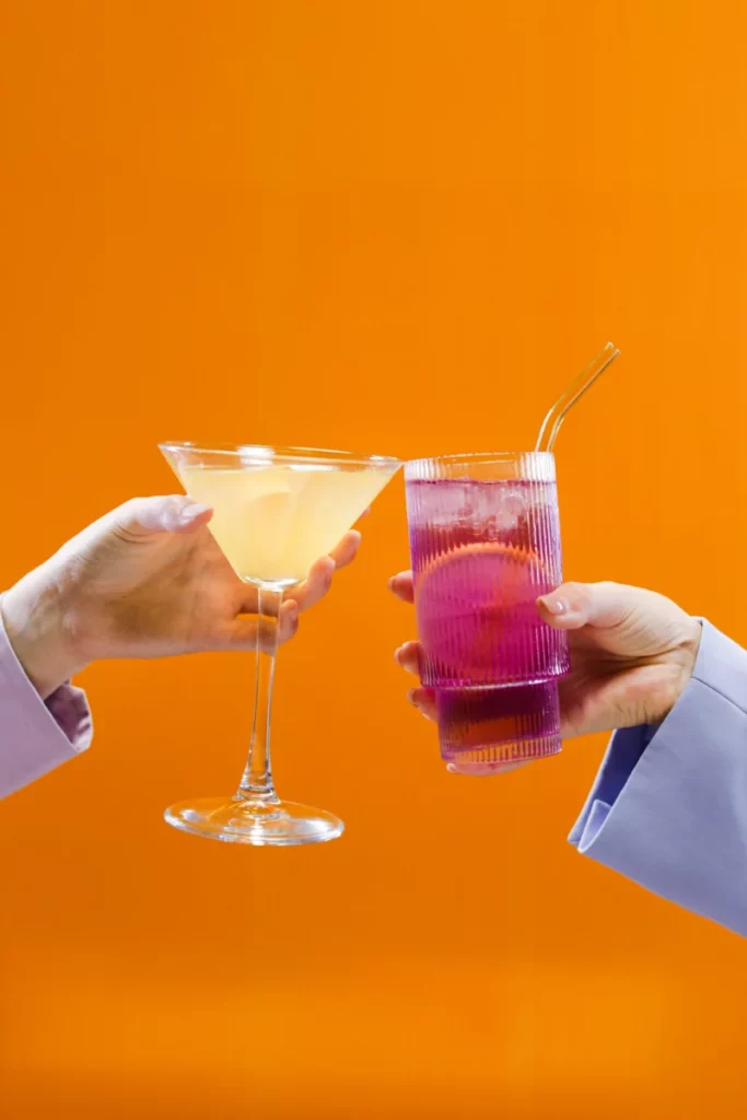 Verre à cocktail servi au bar, comme pour les cocktails au Malört de Chicago
