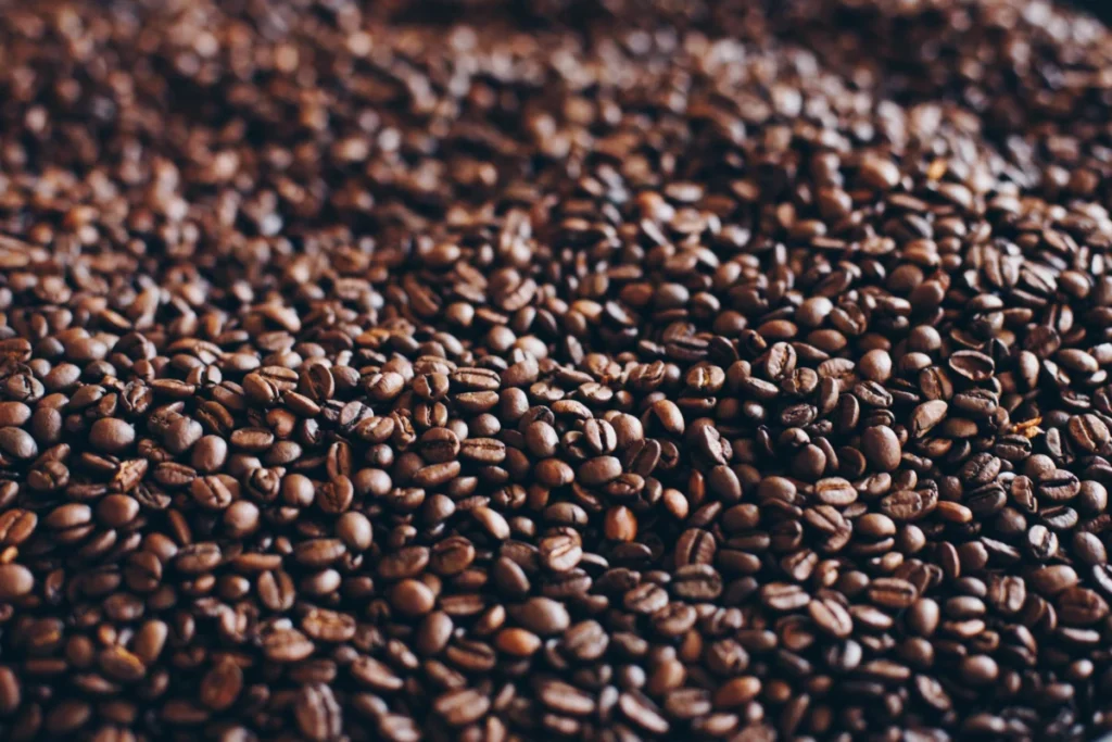 Grains de café torréfiés en gros plan, base du café infusé au whisky canadien
