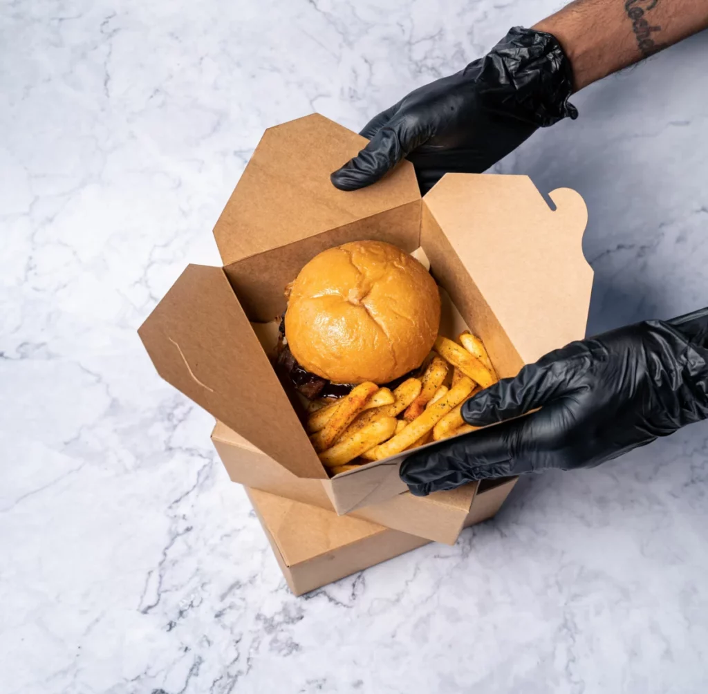 Boîtes repas en carton prêtes à partir, exemple d'emballage take away écologique