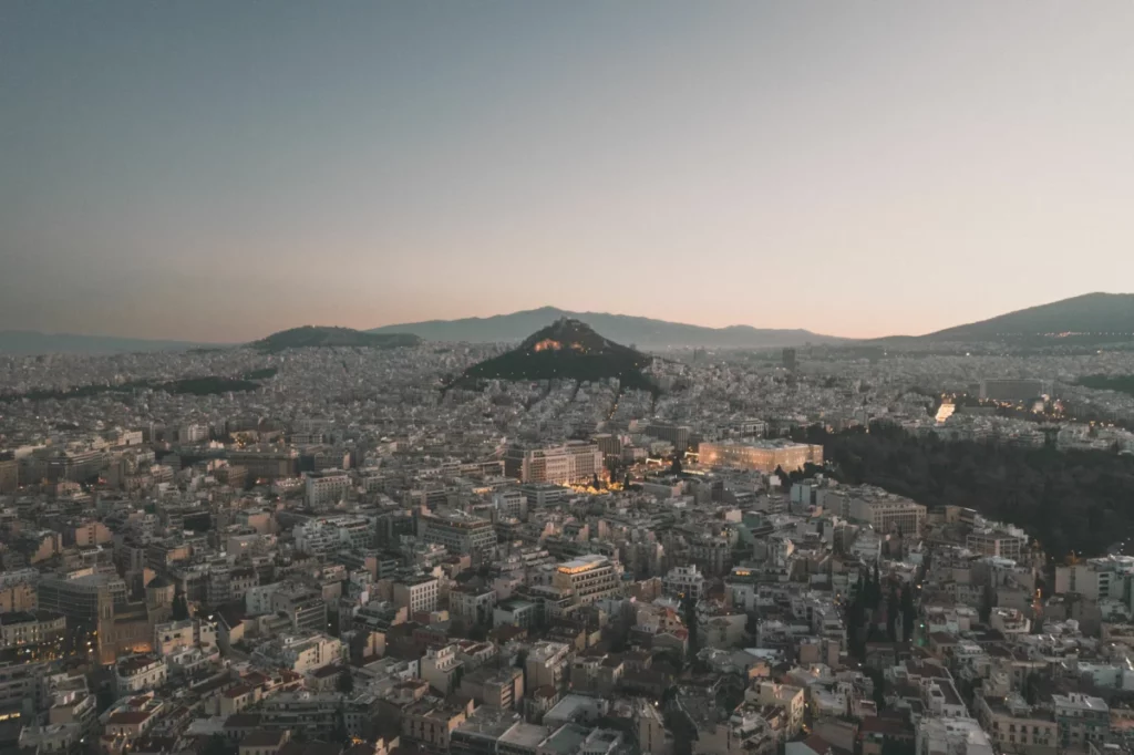 Vue sur les toits d'Athènes au coucher du soleil, ville où boire un verre en hiver