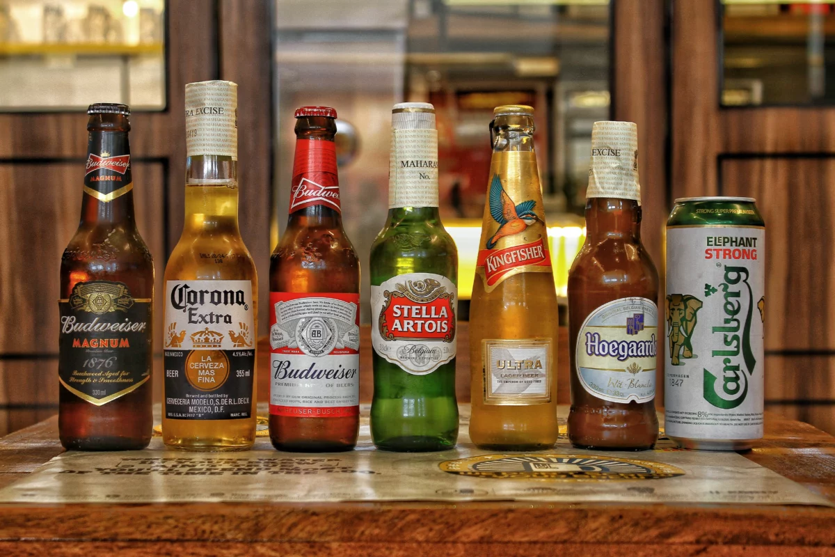 Bouteilles de bières variées alignées, comme au rayon bière artisanale en supermarché