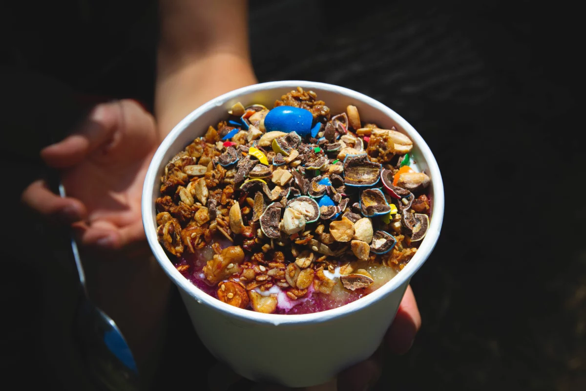 Bol d'açaï aux fruits rouges, superfruit utilisé en smoothie avec le goji