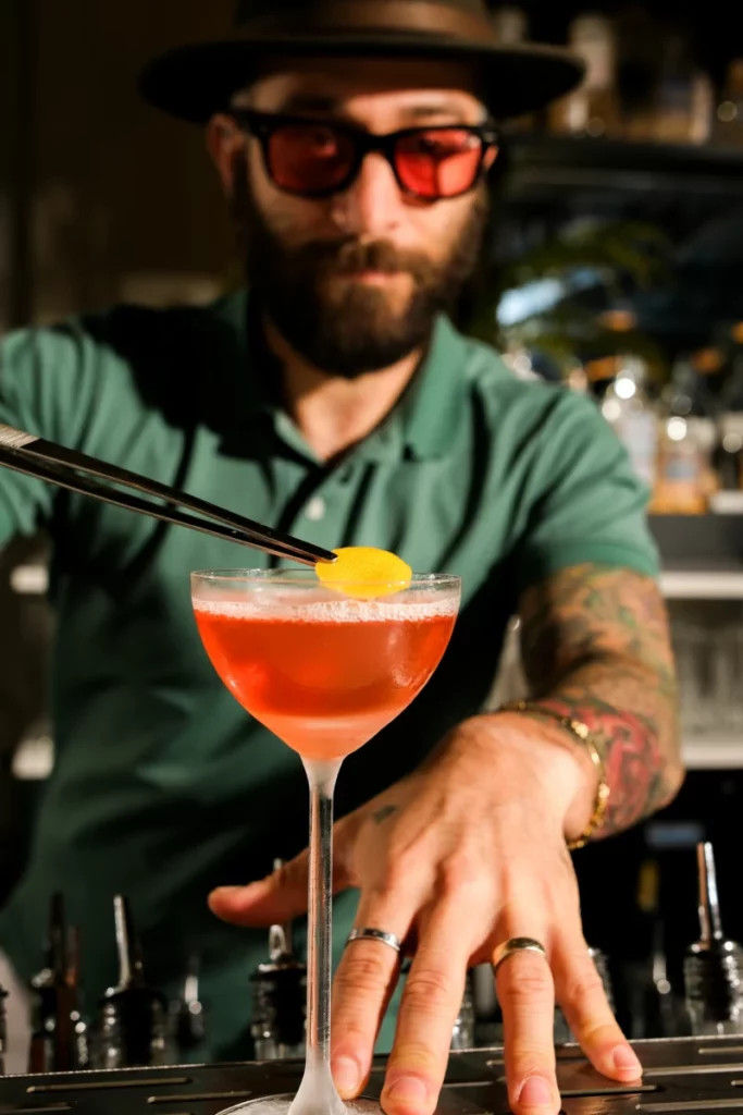 Préparation de cocktail avec du matériel de bar, idée cadeau pour amateur de cocktails