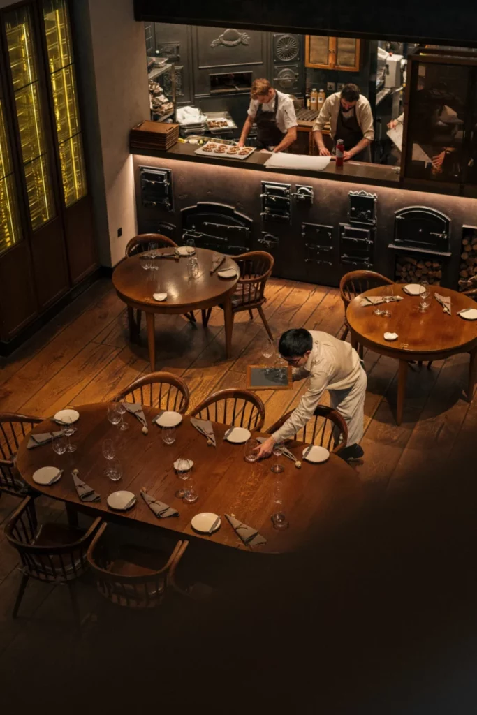 Salle de restaurant confortable, un exemple typique de climatisation Horeca bien intégrée