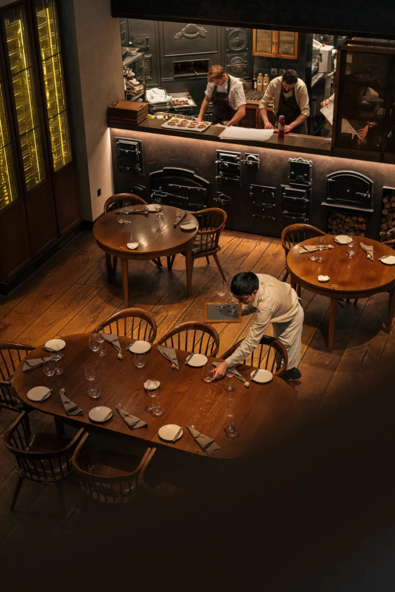 Salle de restaurant confortable, un exemple typique de climatisation Horeca bien intégrée