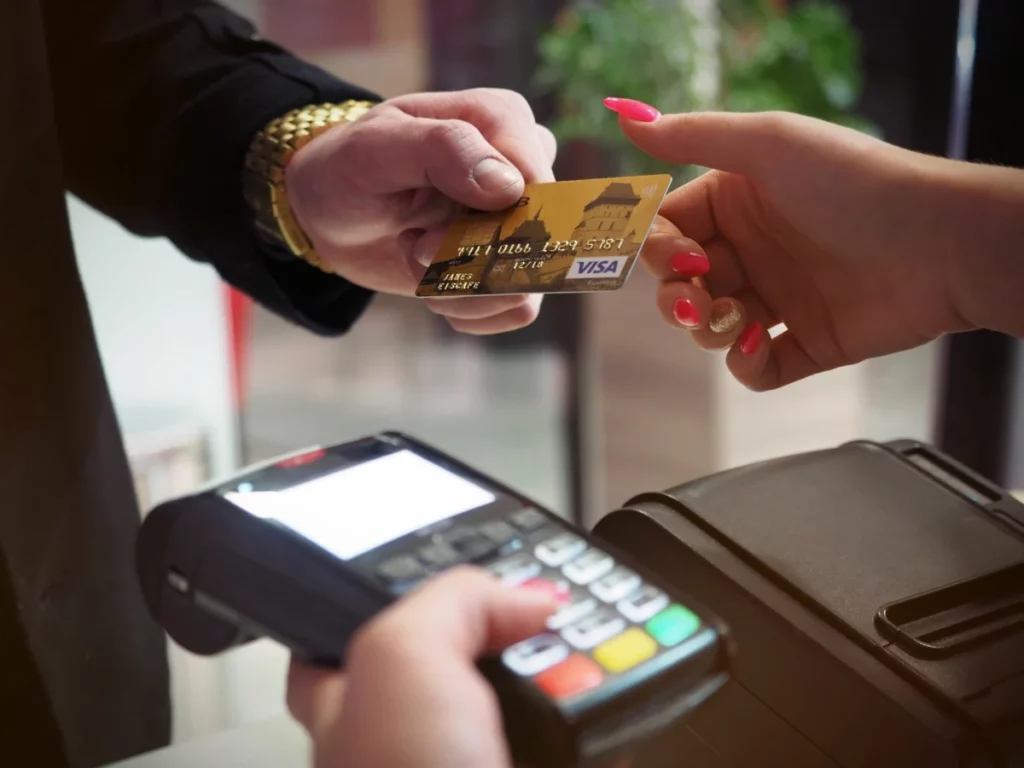 Terminal de paiement noir sur un comptoir, illustrant le paiement électronique obligatoire