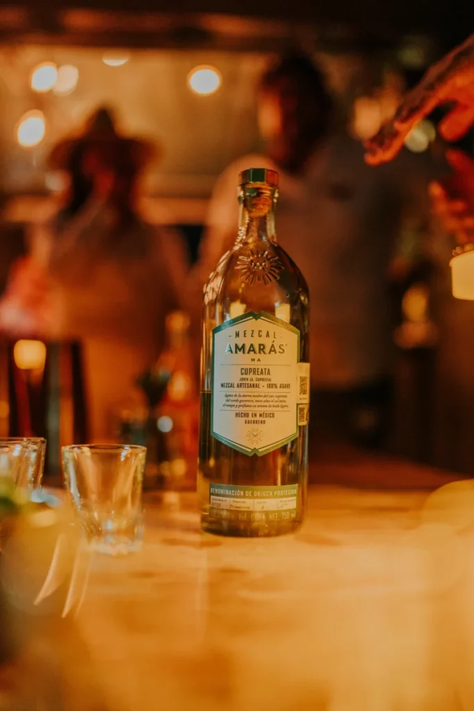 Bouteille de tequila d’agave posée sur un comptoir, illustrant la filtration de la tequila
