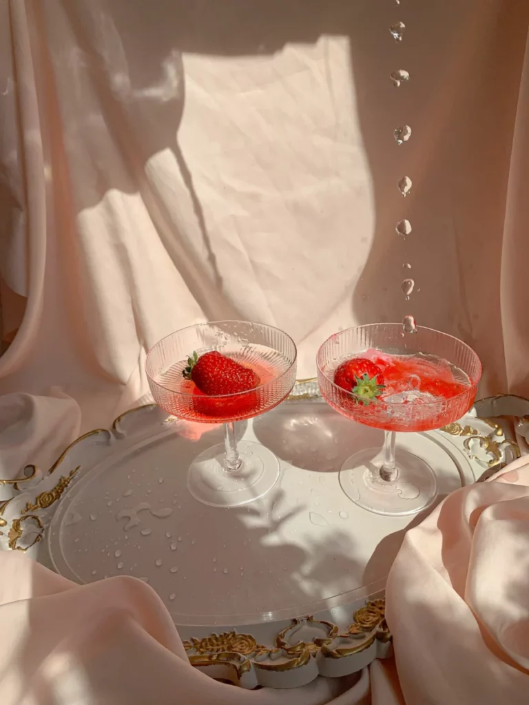 Cocktail rouge à la fraise servi en verre, comme le punch au gin fraise et anis étoilé