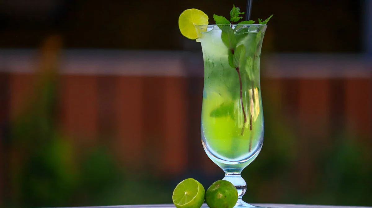Mojito rafraîchissant avec citron vert et feuilles de menthe, le cocktail incontournable de l'been