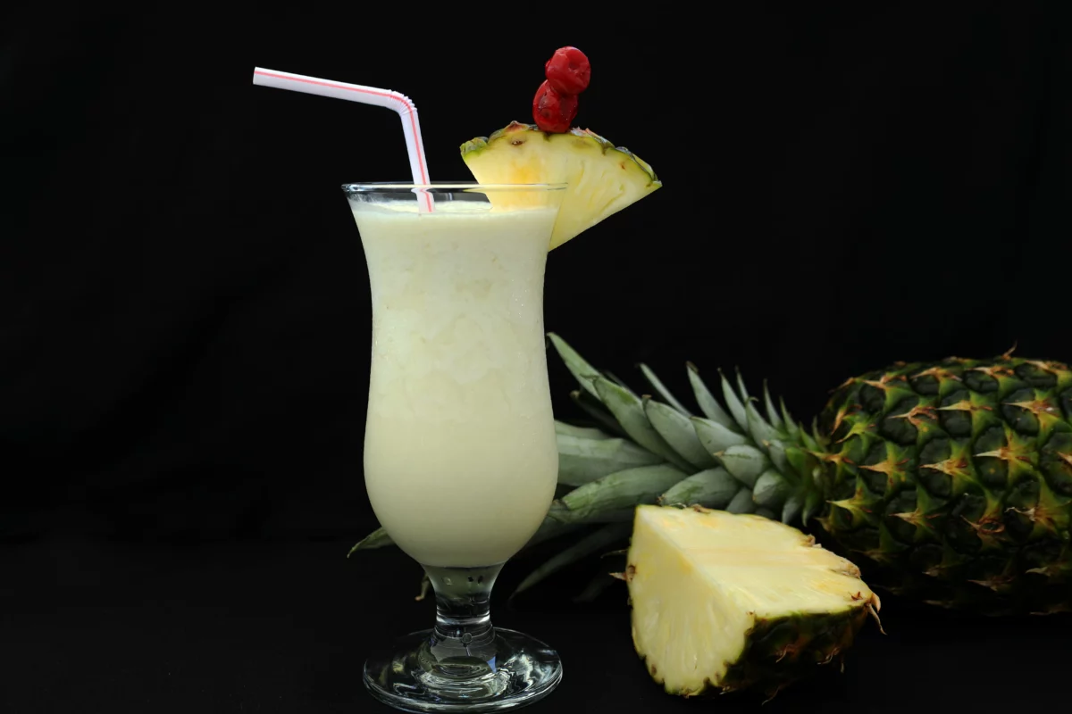 Verre de colada crémeuse garni d'ananas, base de la recette de Tequila Colada